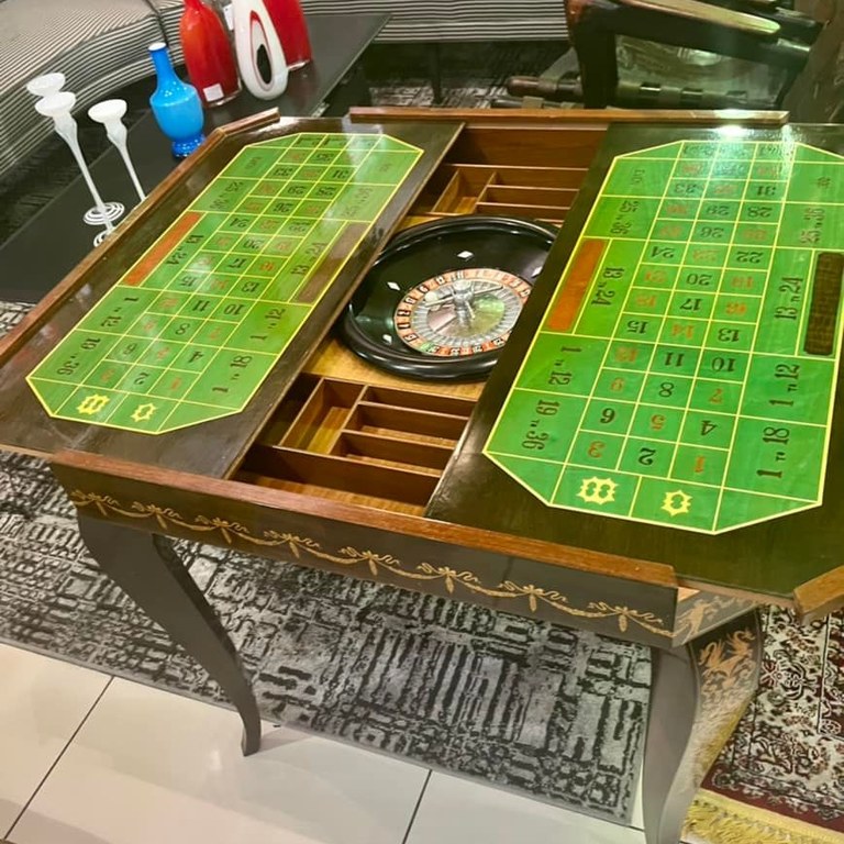 Vintage Italian games table: R15,000