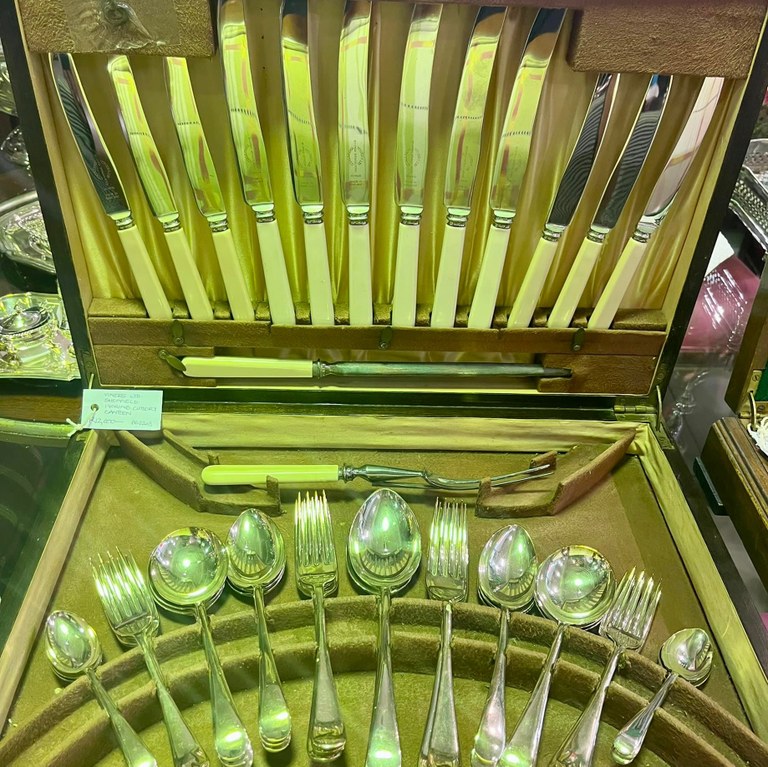 Viners Ltd Sheffield silver plated 47-piece ivorine cutlery canteen with original key, c1930’s: R12,000