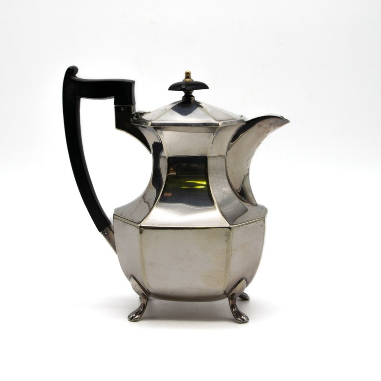 5-piece Silver plated Art Deco Tea/Coffee service including: tea pot, coffee pot, creamer, sugar bowl and serving tray: R1,500
