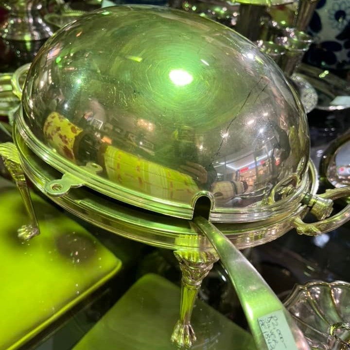 Antique silver plated rolling dome chafing dish: R2,000