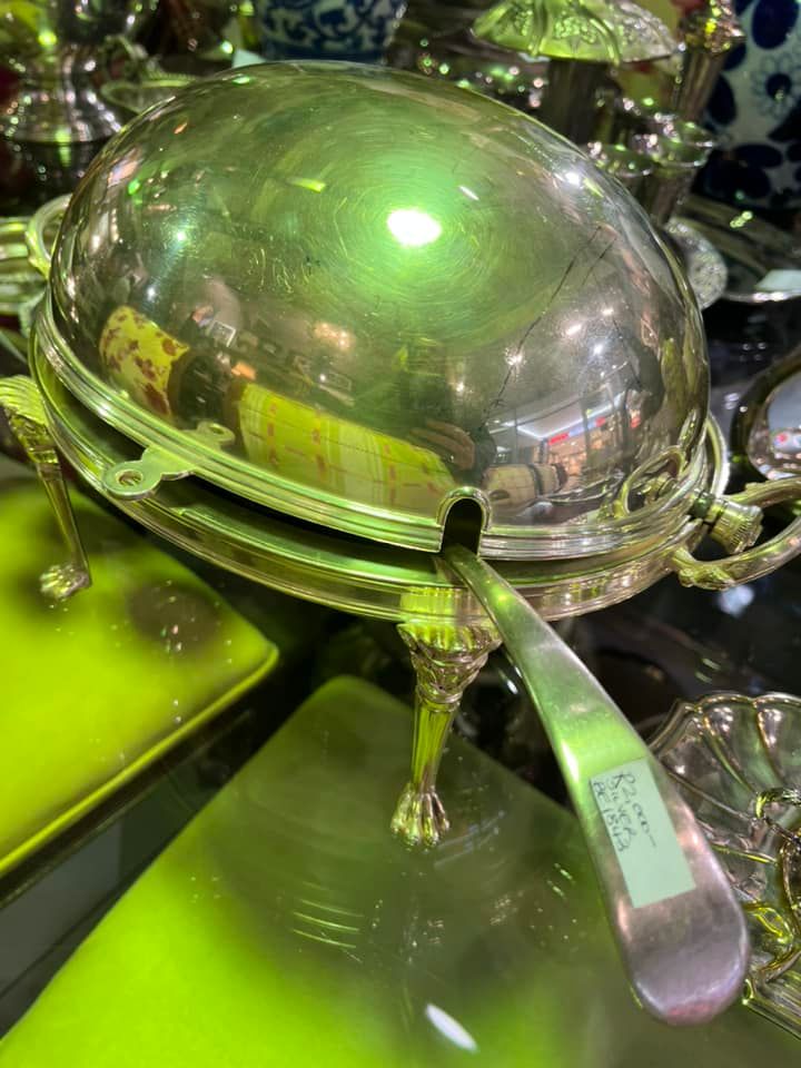 Antique silver plated rolling dome chafing dish: R2,000