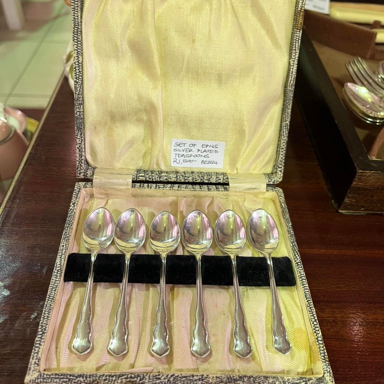 Set of 6 boxed EPNS silver plated tea spoons: R1,500