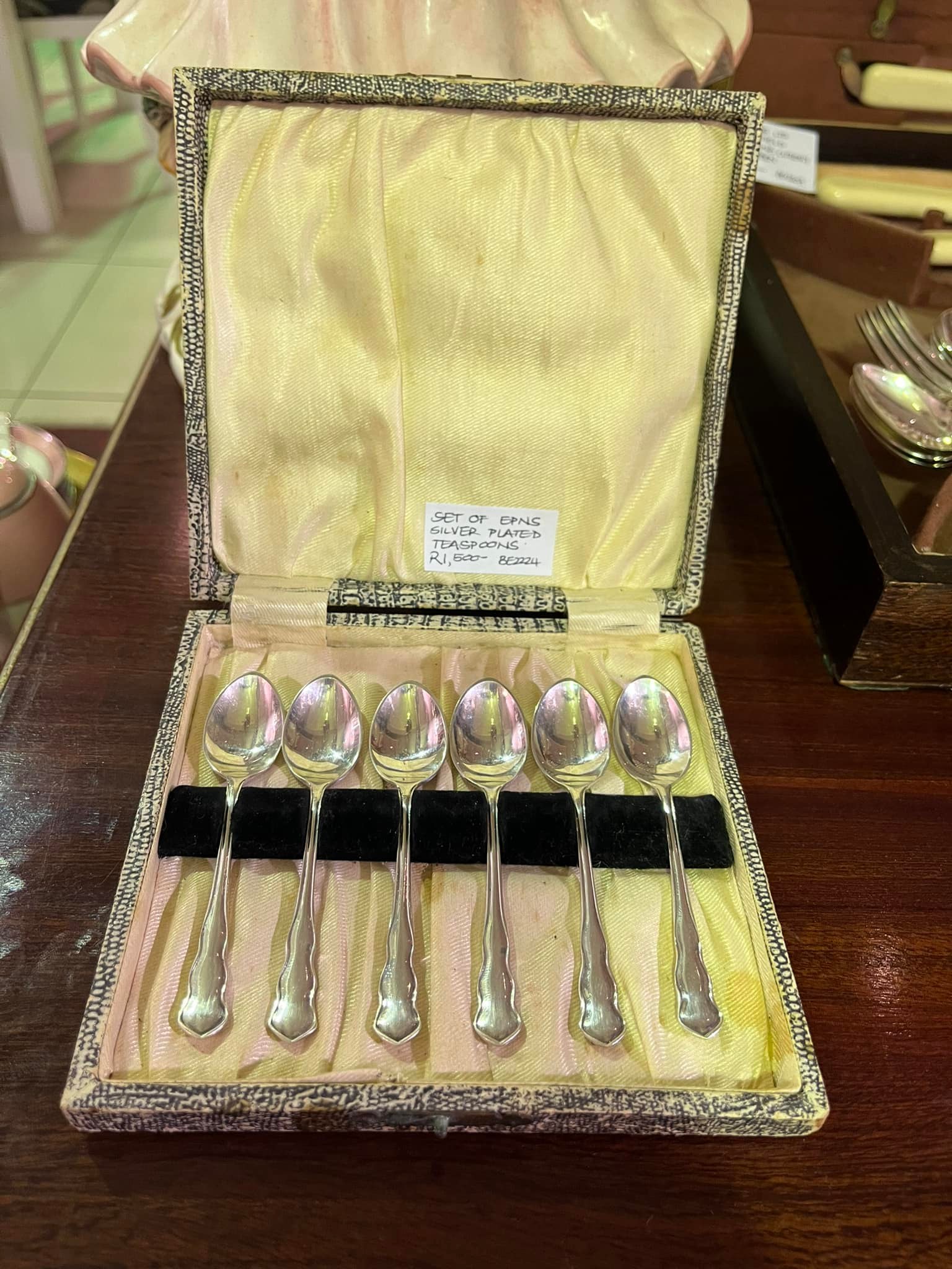 Set of 6 boxed EPNS silver plated tea spoons: R1,500