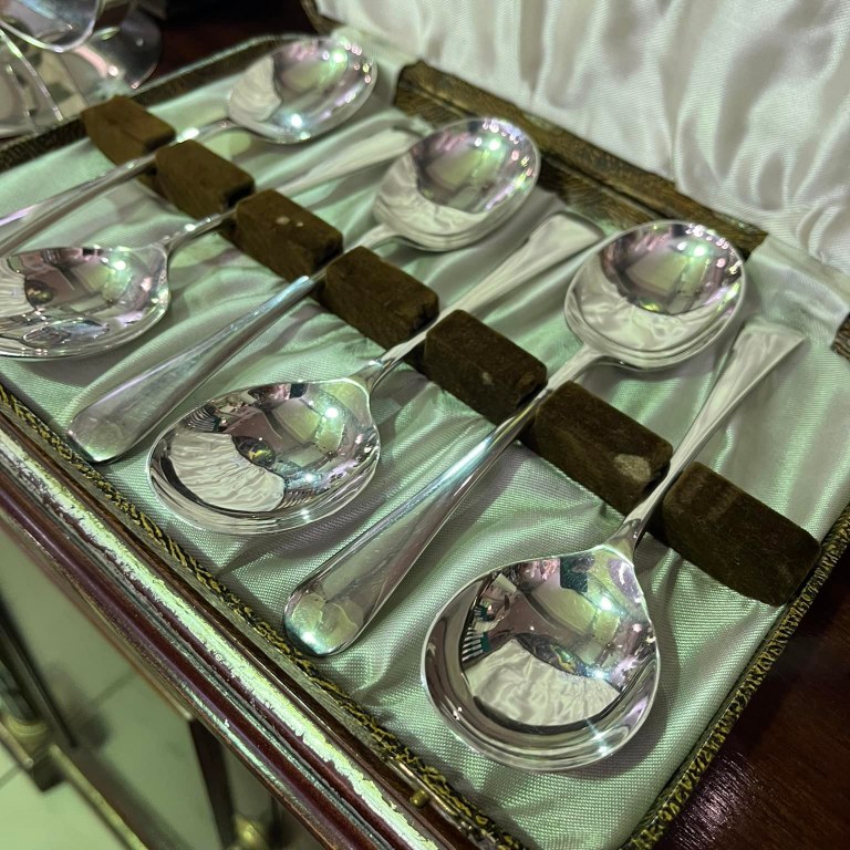Set of 6 boxed silver plated soup spoons: R1,800