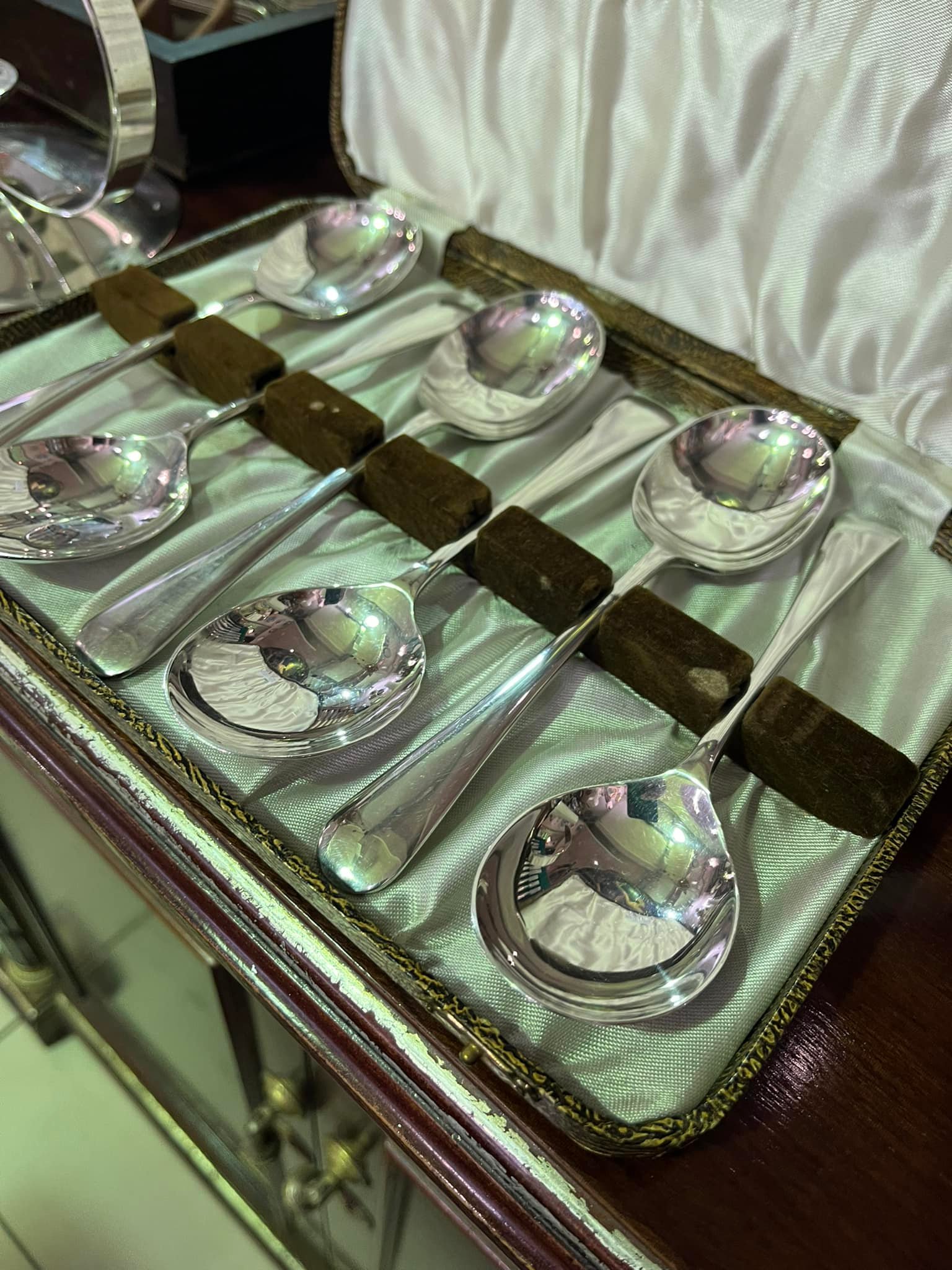 Set of 6 boxed silver plated soup spoons: R1,800