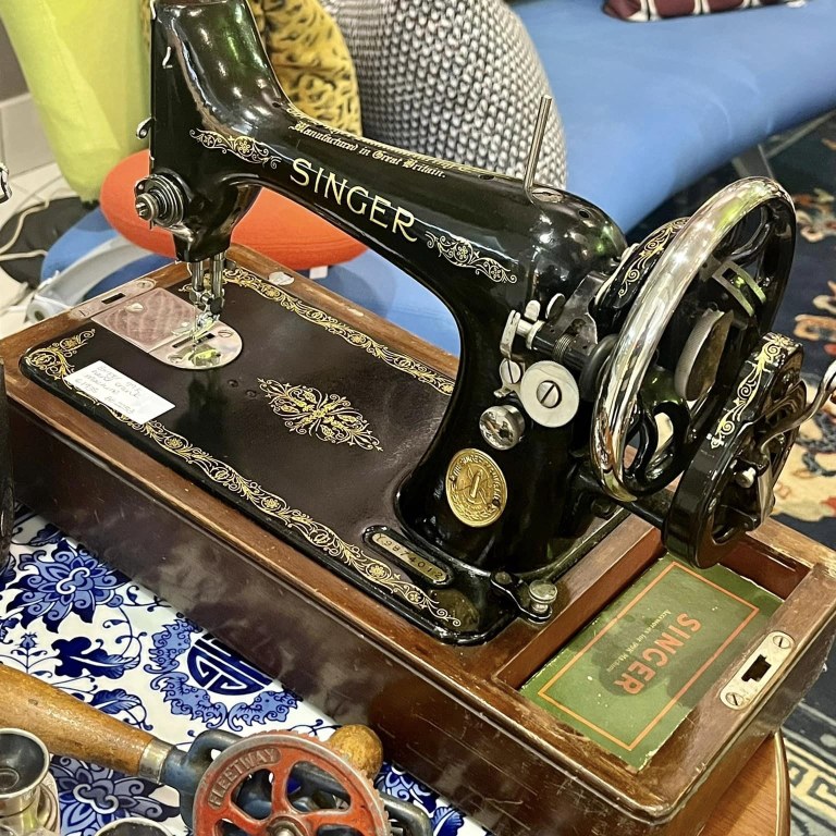 1938 Singer 99K hand crank sewing machine in full working order: R3,000