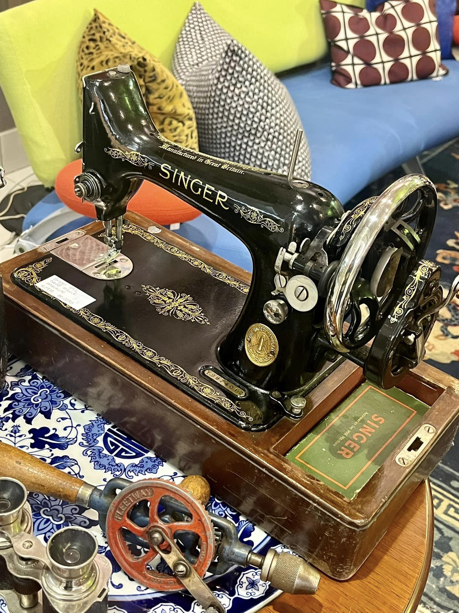 1938 Singer 99K hand crank sewing machine in full working order: R3,000