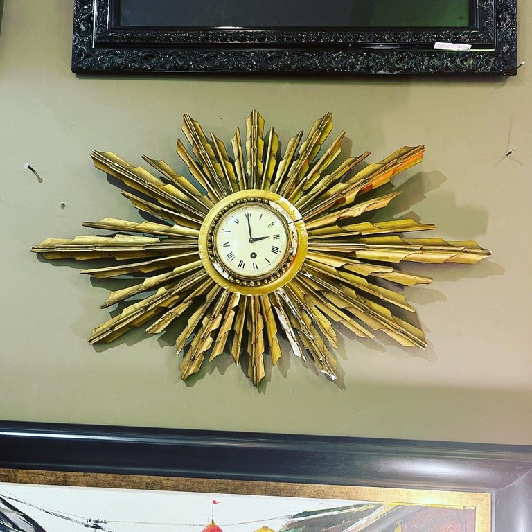 Art Deco French Louis XVI style sunburst giltwood 8-day clock, in full working order: R8,000