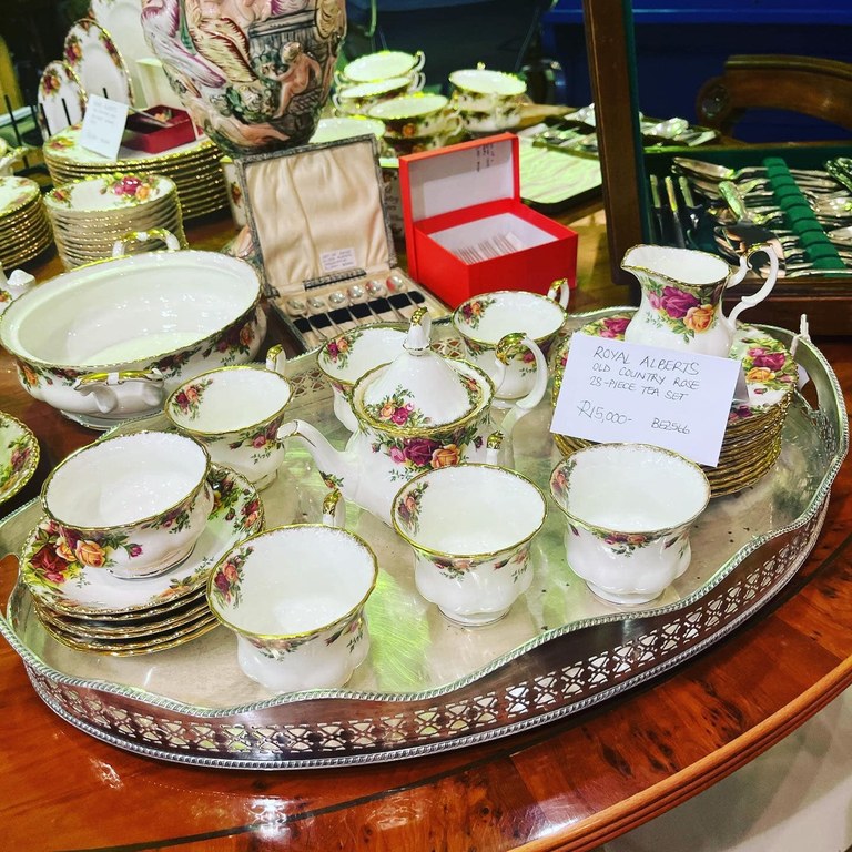 SOLD: Vintage Royal Alberts Old Country Rose 28-piece tea set: R15,000