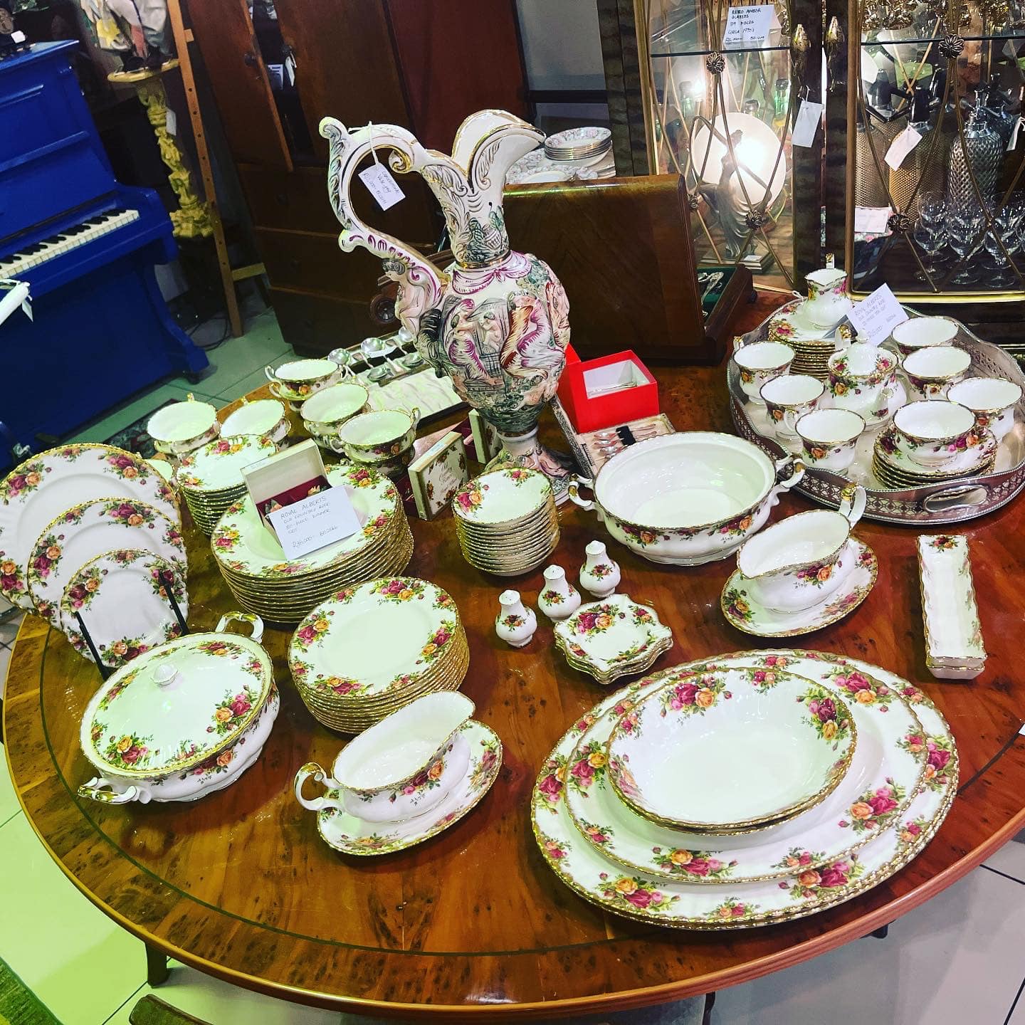 SOLD: Vintage Royal Alberts Old Country Rose 12-setting dinner set: R35,000