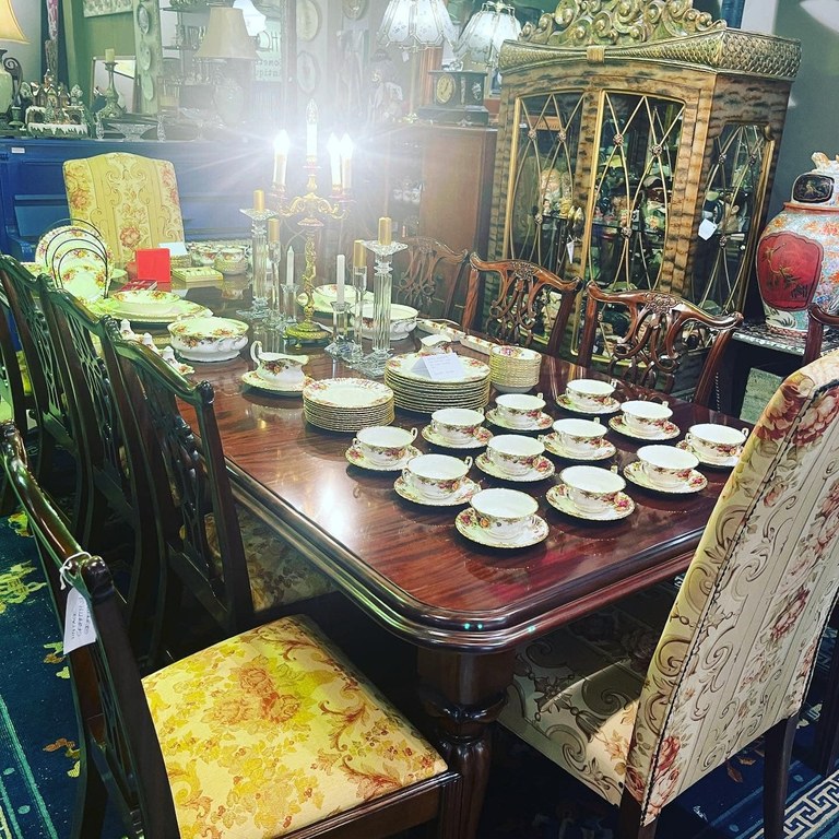 Vintage Gordon Fraser mahogany extendable dining room table with 10 Chippendale style chairs and 2 high chairs