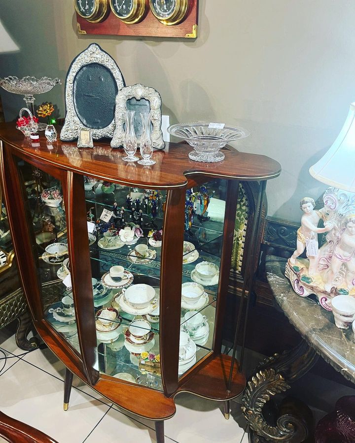 Retro display cabinet, c1960’s: R6,000