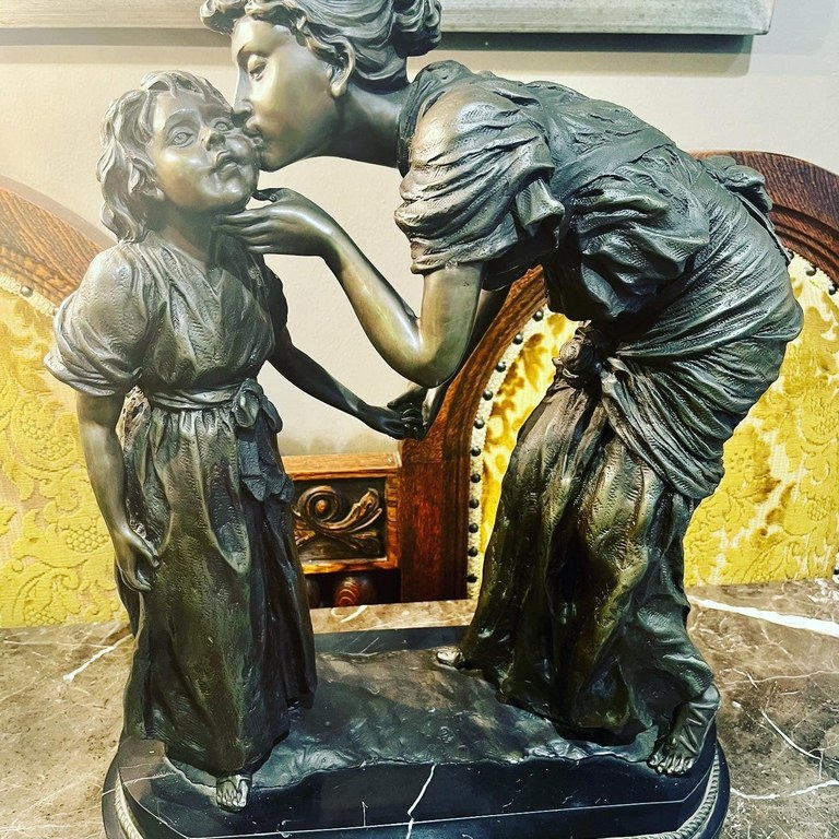 Spectacular and large mother and child bronze statue: POR