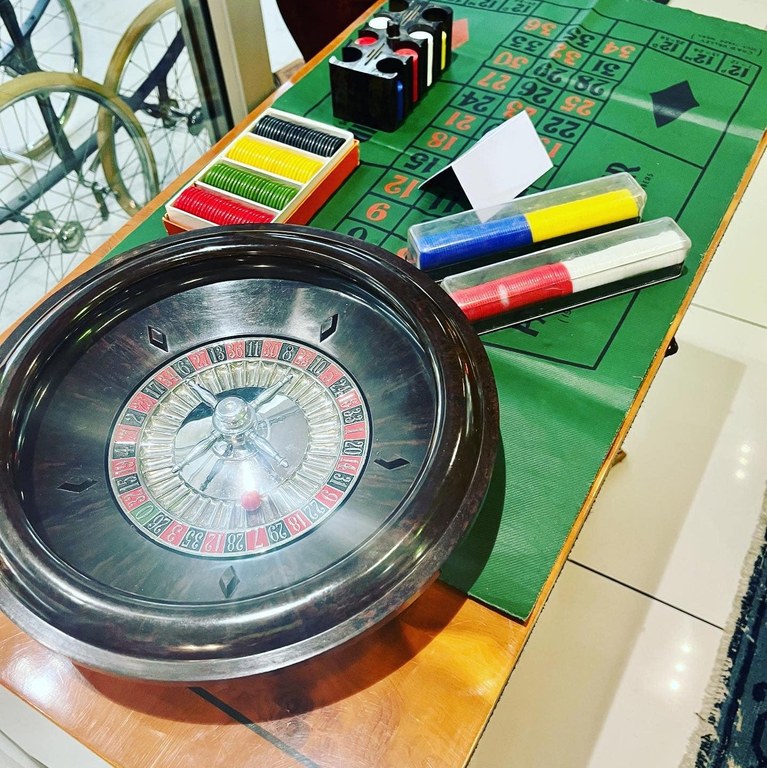 Quirky retro Roulette set including chips: R2,000