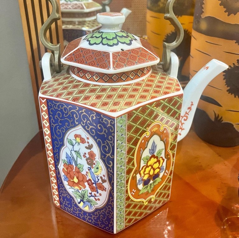 Large Noritake tea pot: R1,500