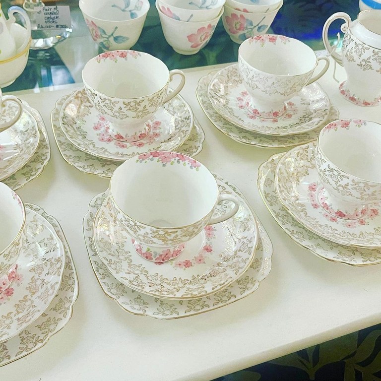 Elegant 20-piece Royal Standard tea set: R6,500