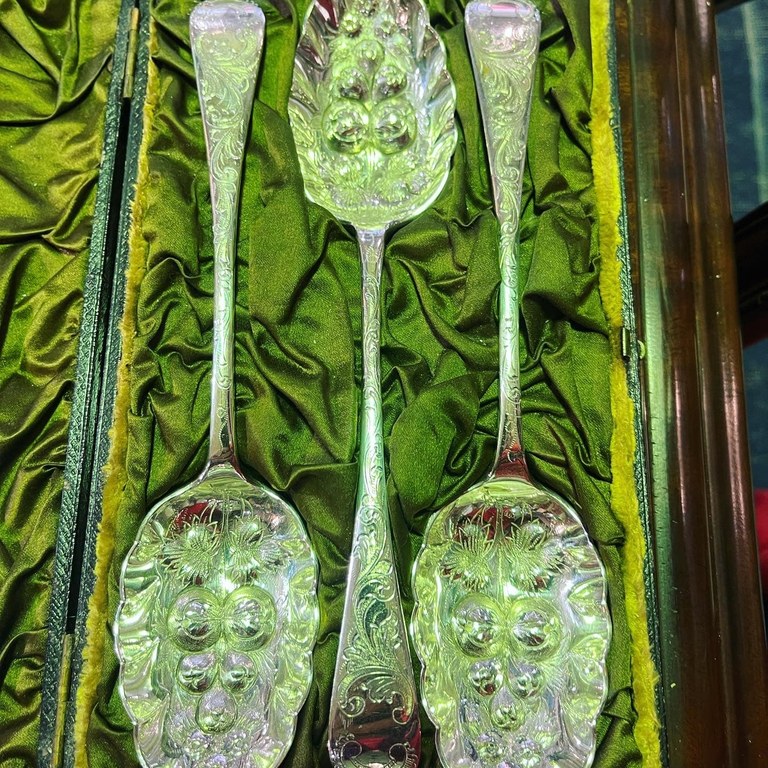 Set of 3 silver plated berry serving spoons