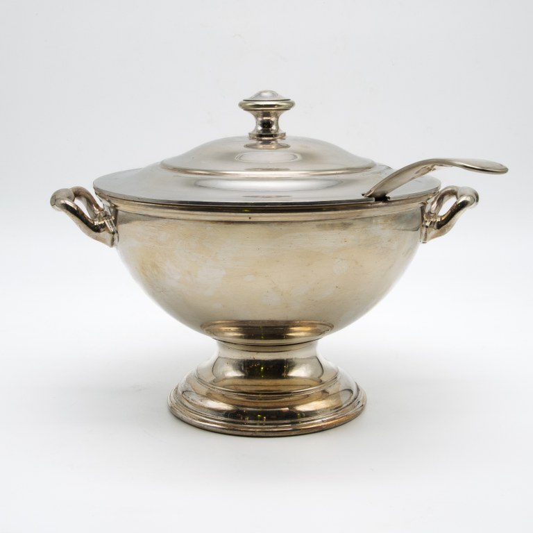 Vintage EPNS silver plated tureen: R2,500