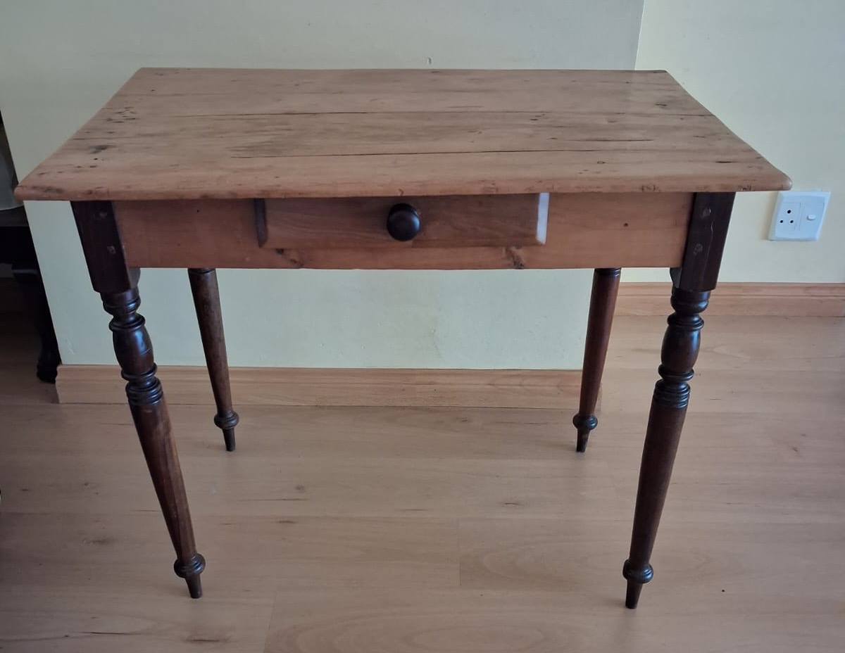 Cape stinkwood & yellow wood desk with one drawer, c1840