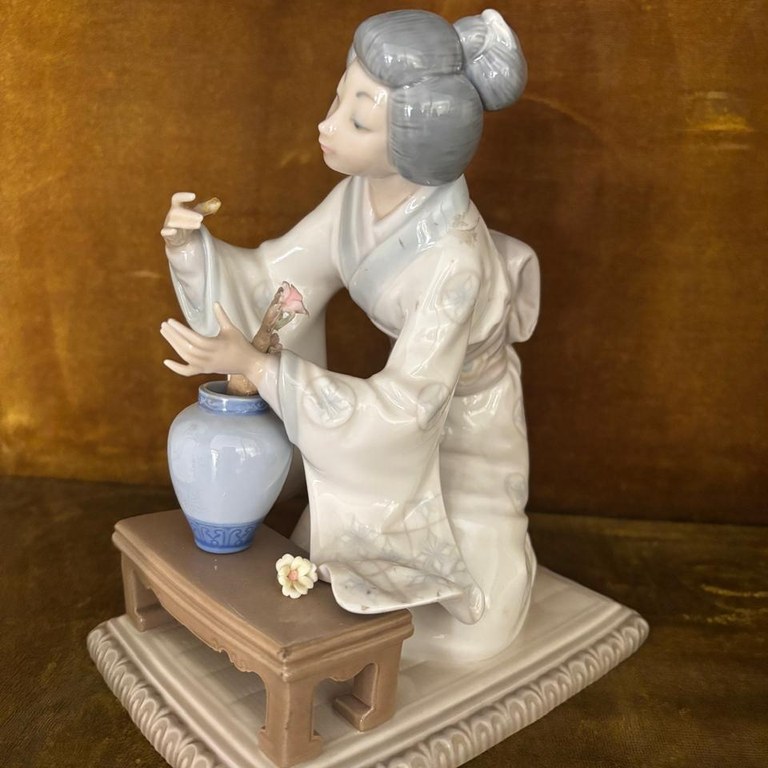 Lladro "Japanese girl decorating": R6,000