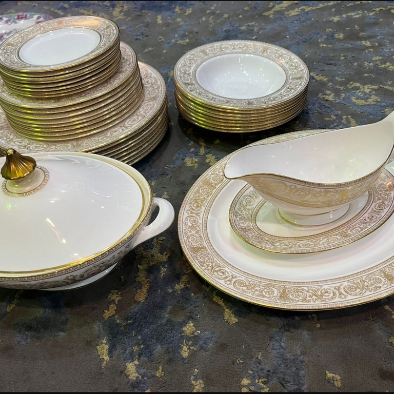 Royal Doulton Sovereign dinner set: R14,000 Royal Doulton Sovereign dinner set: R14,000