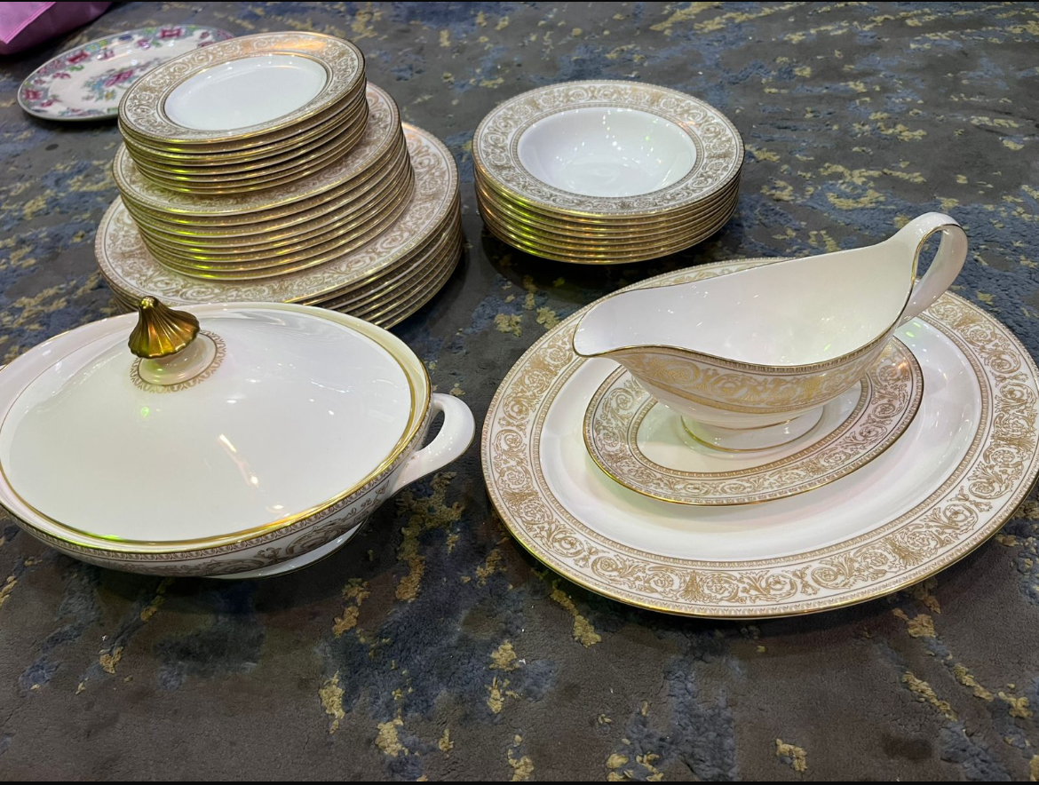 Royal Doulton Sovereign dinner set: R14,000