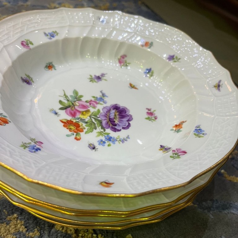 Meissen New Bradenstein dinner plates x 5: R5,000 ea Meissen New Bradenstein dinner plates x 5: R5,000 ea