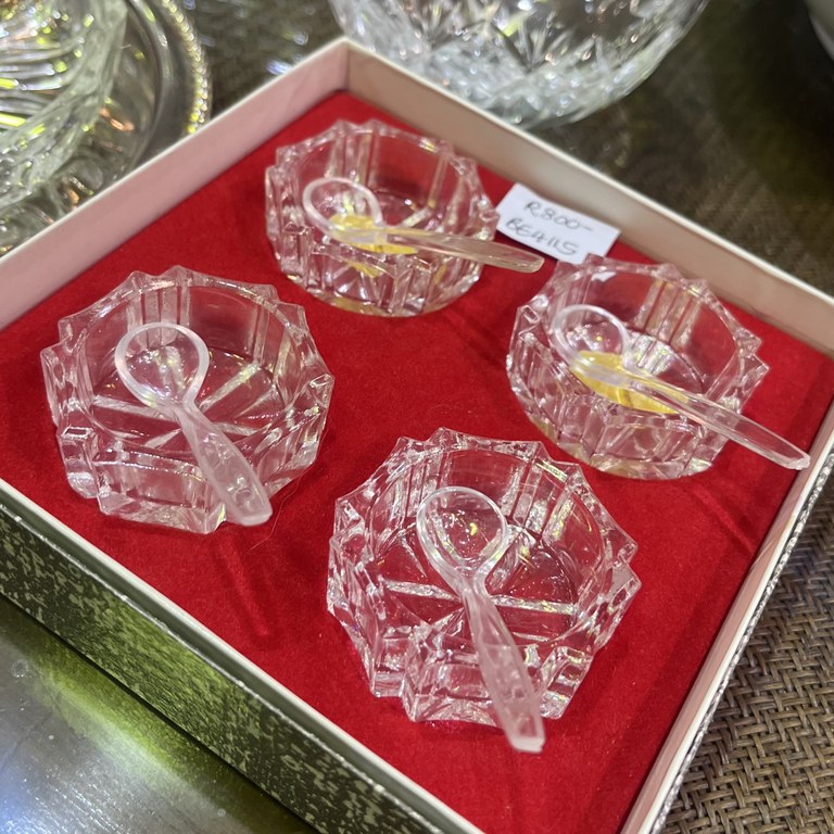 Set of 4 crystal salt cellars with spoons