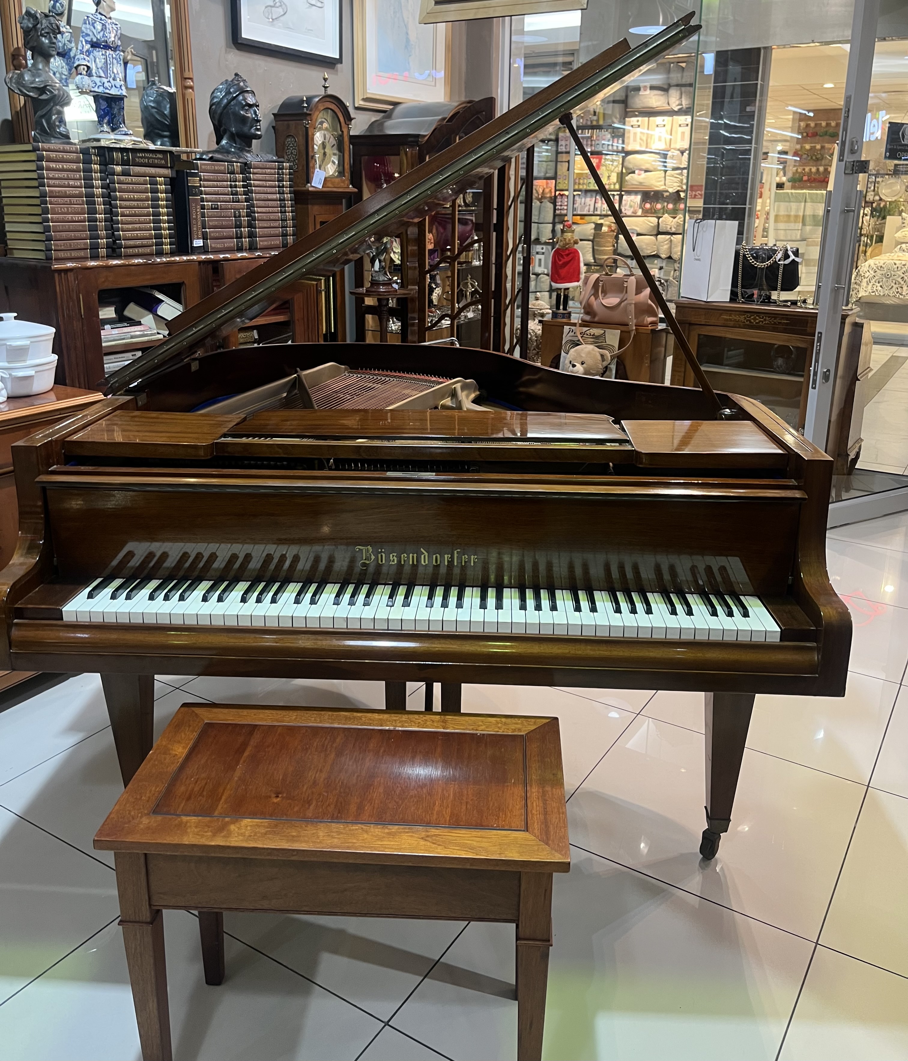 Bösendorfer baby grand piano: POR
