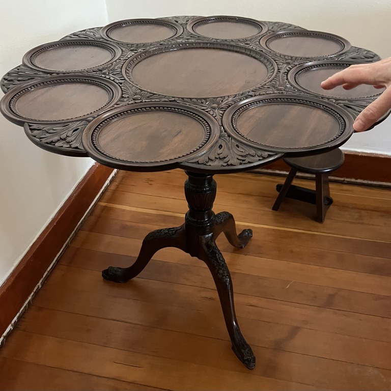 Georgian III tilt-top mahogany supper table: POR