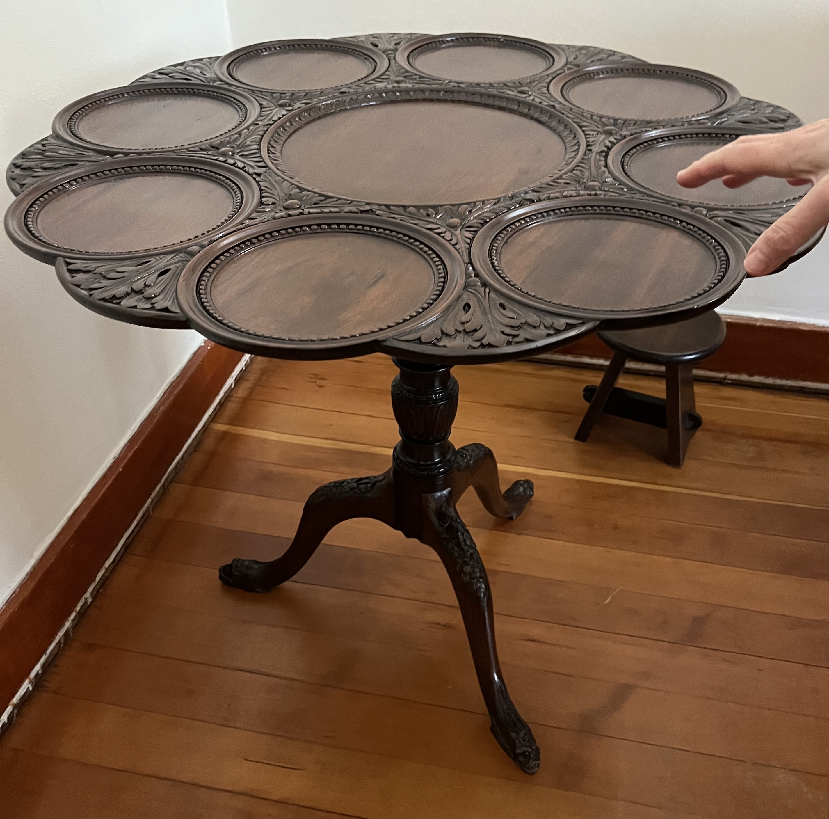 Georgian III tilt-top mahogany supper table: POR