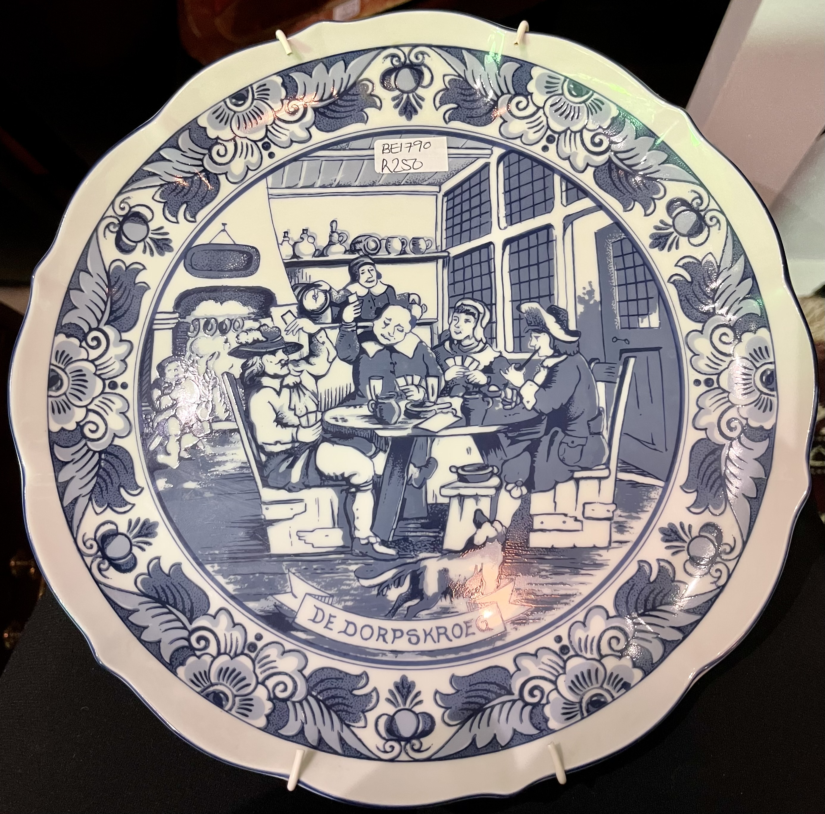 Delft blue and white De Dorpskroeg plate: R250