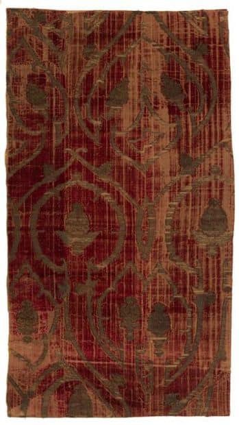 Velvet, Venice, Turkey or Persia (?), 16th century, red background woven with gold loops with alluciato effect, gold woven decoration of artichokes in pomegranates on gnarled uprights (wear, cuts). Former Charles Ratton collection. 1.08 x 0.58 m. Estimate: 200 - 300 EUR. SOLD for 3,600 EUR