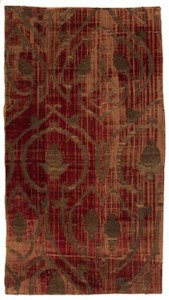 Velvet, Venice, Turkey or Persia (?), 16th century, red background woven with gold loops with alluciato effect, gold woven decoration of artichokes in pomegranates on gnarled uprights (wear, cuts). Former Charles Ratton collection. 1.08 x 0.58 m. Estimate: 200 - 300 EUR. SOLD for 3,600 EUR